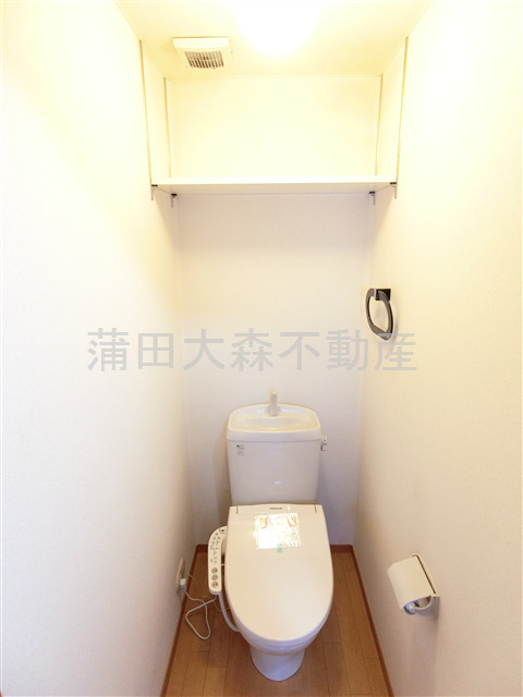 ソルビオス大森のトイレ|棚と温水暖房便座付きトイレ