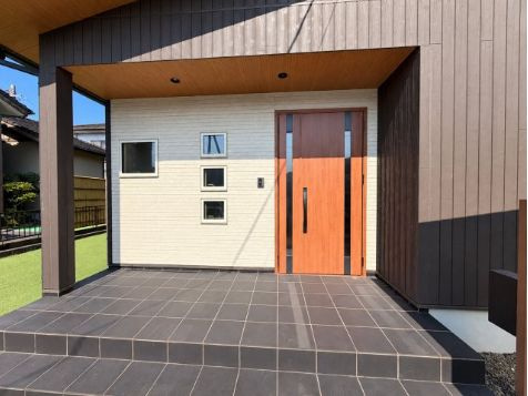 都城市蓑原町の中古一戸建の玄関