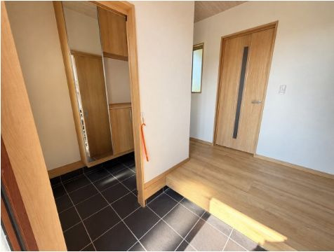 都城市蓑原町の中古一戸建の玄関