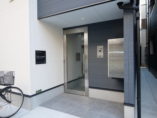 CRASTINE小路東Aのエントランス