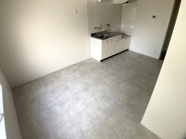 神戸市北区鈴蘭台北町１丁目のハイツの居間・リビング|窓が大きく風通しも良い洋室