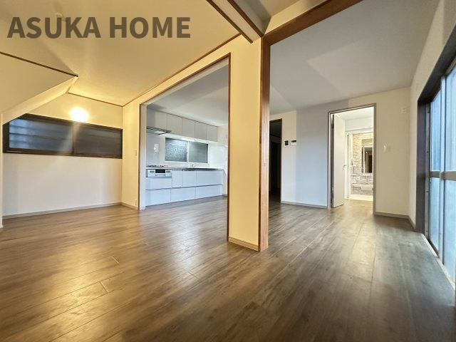 神奈川区七島町戸建ての居間・リビング|ゆとりのあるダイニングスペースになっているので大きなテーブルで囲む食事の時間も楽しめそうですね。