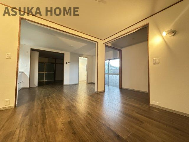 神奈川区七島町戸建ての居間・リビング|リビングイン階段は家族の顔が見えるのでコミュニケーションが増えますね。お洒落な所も◎　