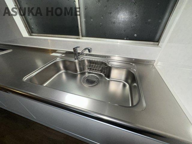 神奈川区七島町戸建てのキッチン|耐火性や重いものにも頑丈で耐久性に優れているので長く安心して使えるシンクです。