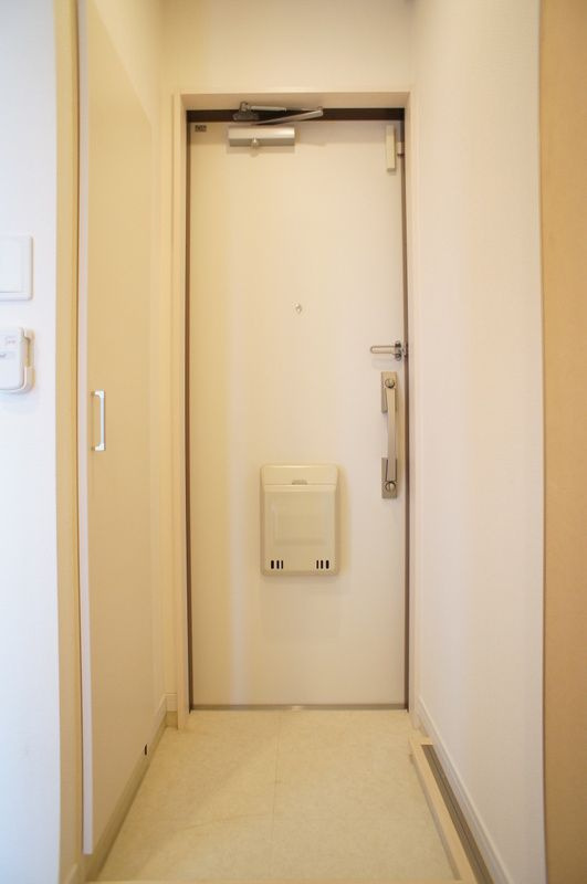 大和市上草柳４丁目のアパートの玄関