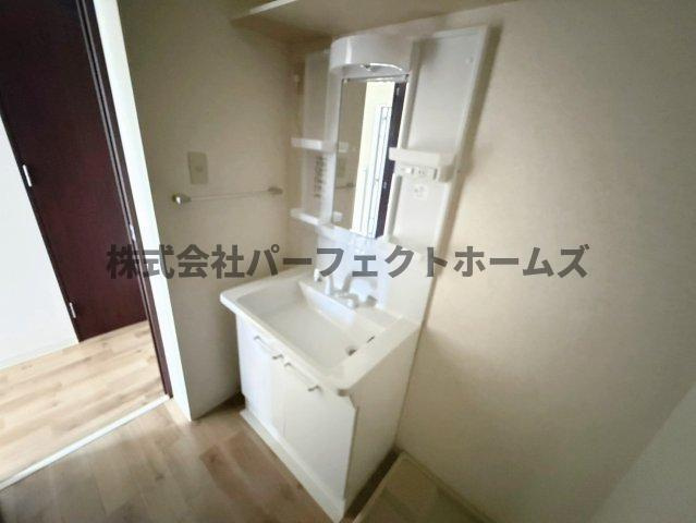 ライズアップ西尾の独立洗面台|独立洗面台、小物を置くことができて便利です