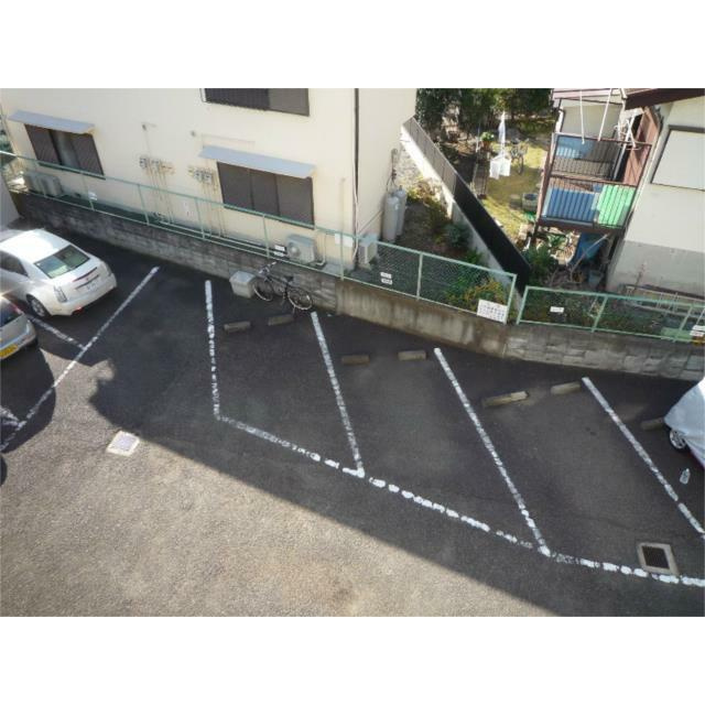 サンハイツ国領の駐車場