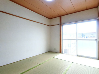 【和室】 | ティ・エスハイム壱番館 | ※参考写真※南西向き和室6帖☆バルコニーに繋がる落ち着くお部屋です☆和室は冬場はコタツでほっこり♪夏は意外と涼しくて使い勝手がいいんですよ♪