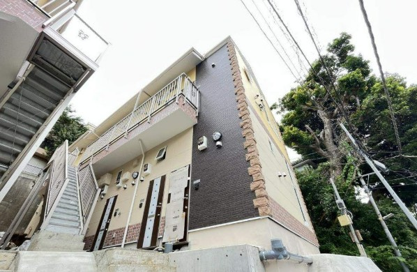 横浜市磯子区森５丁目のアパートの外観