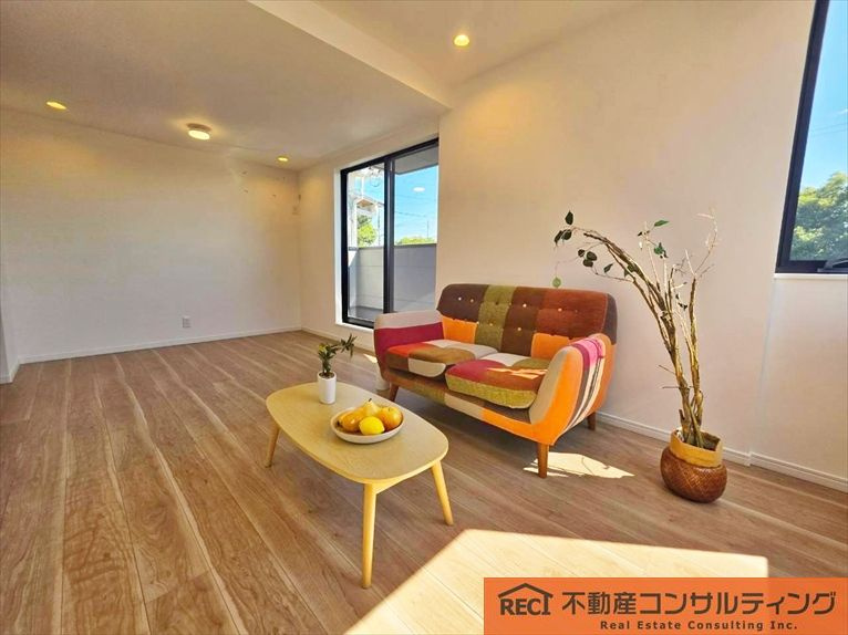 西宮市浜甲子園1丁目　中古戸建の居間・リビング|令和7年7月築！海がすぐ目の前の築浅物件！