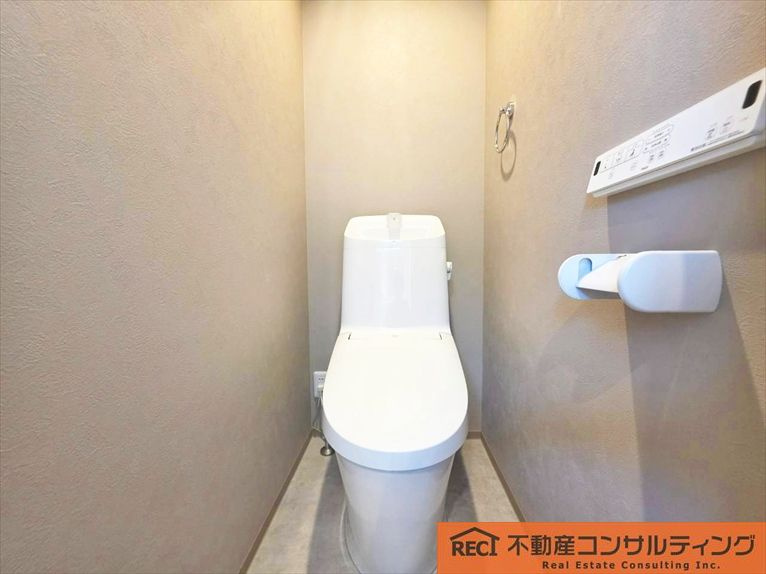 西宮市浜甲子園1丁目　中古戸建のトイレ