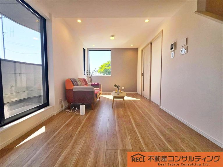 西宮市浜甲子園1丁目　中古戸建の居間・リビング