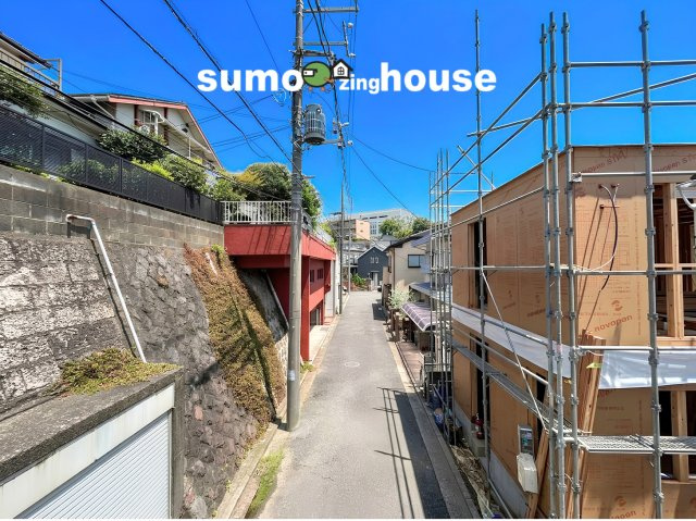 横浜市保土ヶ谷区宮田町　A棟の前面道路含む現地写真|前面道路含む現地写真です