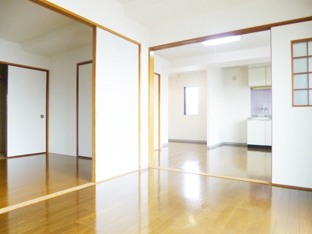 かいづかファミリア１の居間・リビング|開放的な間取りが特徴のお部屋！