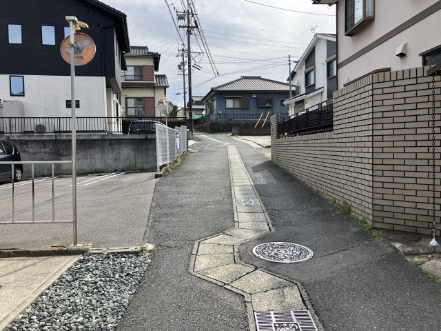 武豊町字六貫山2丁目の前面道路含む現地写真