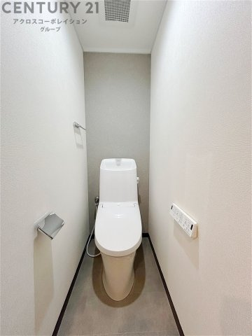温水洗浄便座付トイレは温水洗浄機能により、暖かい水でおしりを洗浄することができ、冷たい水を使う従来の便座に比べ、温水洗浄機能で暖かいトイレを提供し、快適な使用を可能にします。