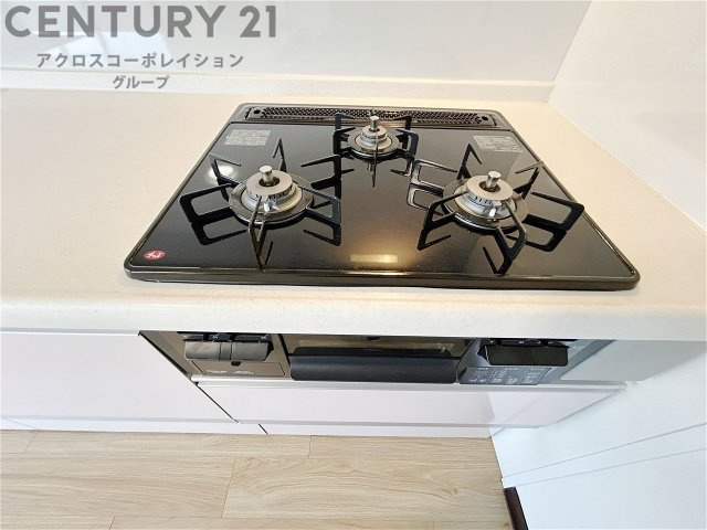多数の調理器具を同時に使用でき、料理の効率化が可能。省エネで節約になり、様々な料理スタイルに適応できます。また、火力調整が独立しており、手入れや掃除もしやすく、今よりもっとお料理が楽しくなるかも。