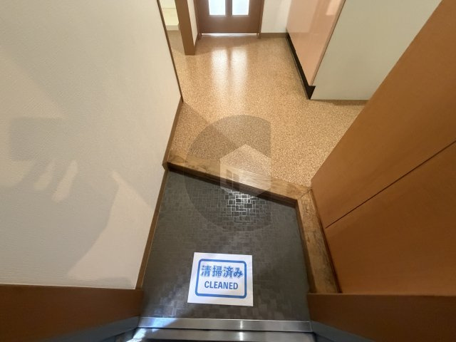 アリスコート菱屋西の玄関