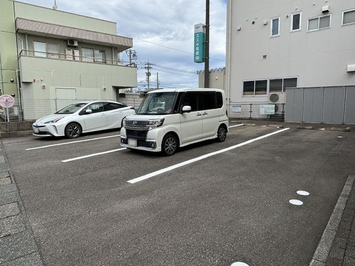 ララ・イーストの駐車場