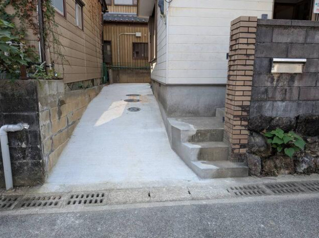 高知市旭天神町の中古一戸建のその他|玄関まで続くコンクリート舗装のアプローチ♪
道路からの出入りや玄関周りの使い勝手など、ぜひ現地でご確認ください！