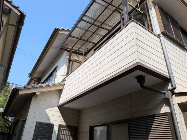 高知市旭天神町の中古一戸建の外観|屋根付きのバルコニーが印象的な外観♪
建物の形状や外壁の状態など、写真だけでは伝わりにくい部分もぜひ現地でご確認ください！