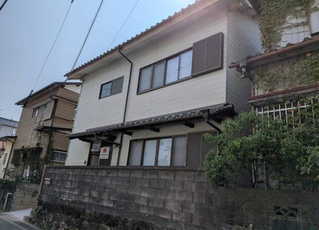 高知市旭天神町の中古一戸建の外観|道路側から見た建物外観♪落ち着いた住宅街に佇む2階建て住宅です。
周辺の街並みや陽当たり、建物の状態なども現地でお確かめください！