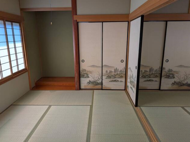 高知市旭天神町の中古一戸建の和室|落ち着いた雰囲気の和室♪床の間や趣のある襖が和の風情を演出します。
客間やくつろぎスペースなど、多目的に活用できます◎