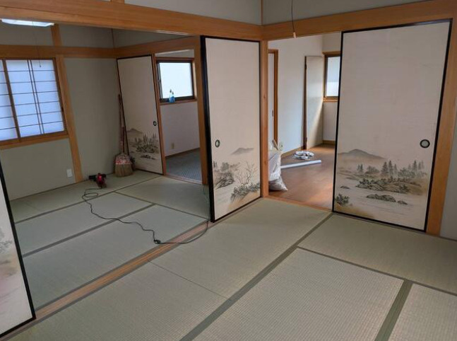 高知市旭天神町の中古一戸建の和室|襖を開放すれば広々とした空間として使える続き間の和室♪
ご家族のくつろぎスペースや来客時のお部屋など、用途に合わせて活用できます◎
