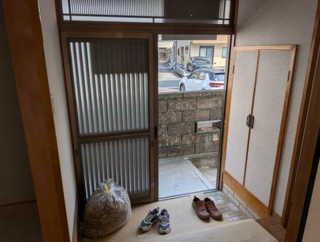 高知市旭天神町の中古一戸建の玄関|どこか懐かしさを感じる和風の玄関♪
ゆとりのある土間スペースで、ご家族や来客を迎えます。
住まいの第一印象をぜひ現地でご確認ください！