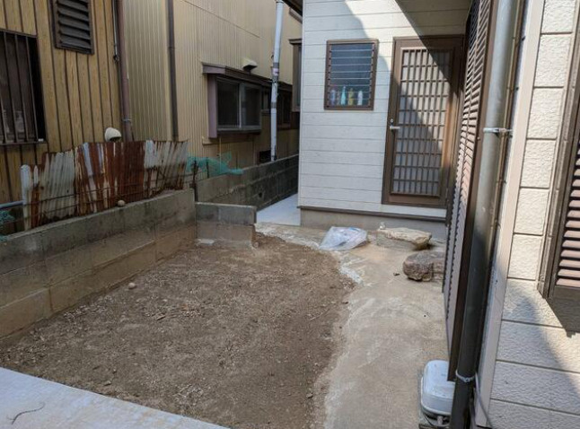 高知市旭天神町の中古一戸建の庭|建物横には土のある屋外スペースも♪
ガーデニングや家庭菜園など、暮らしに合わせた活用を考えるのも楽しみのひとつです！