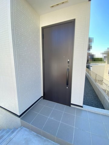 明石市松が丘３丁目　新築戸建の玄関