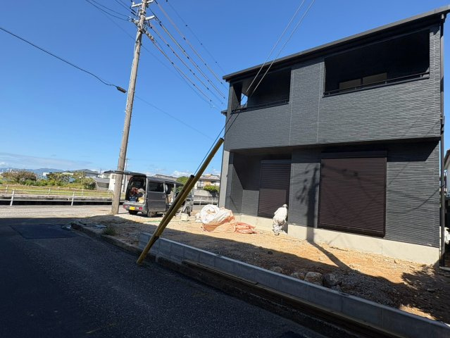 「南西角地 駐車2台可能」高知市介良乙12期1棟　新築一戸建ての前面道路含む現地写真|周辺は閑静で落ち着いた住宅街。見通しが良く、車の出し入れも落ち着いて行えます。