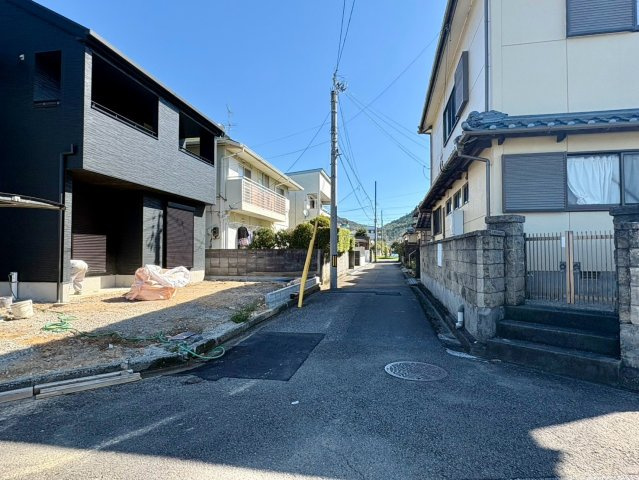 「南西角地 駐車2台可能」高知市介良乙12期1棟　新築一戸建ての前面道路含む現地写真|10/9撮影。南・西側道路で日当たり＆風通し良好！車のすれ違いも安心な開放感ある前面道路です。