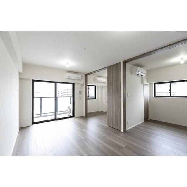 横浜市神奈川区青木町の賃貸マンションの居間・リビング