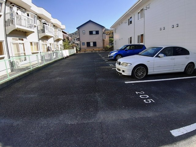 ホワイトルーム飯村 Dの駐車場