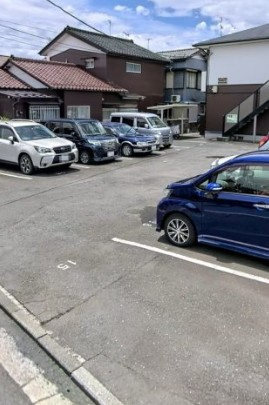 クレセントＹの駐車場
