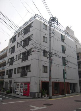 【外観】 | insula荻窪 | 鉄筋コンクリート造のがっちりとした建物。