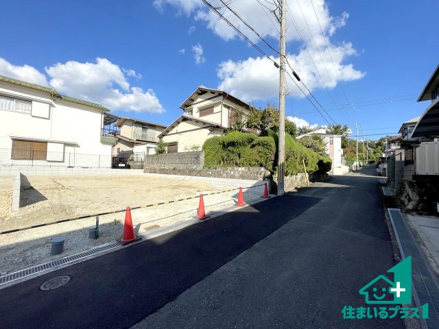■枚方市長尾東町　第6期　新築一戸建ての前面道路含む現地写真|周辺は落ち着いた街並みの住宅地！子育てがしやすい住環境です！まだ未完成ですが、現地でしかわからない事もございます。是非一度ご覧ください。