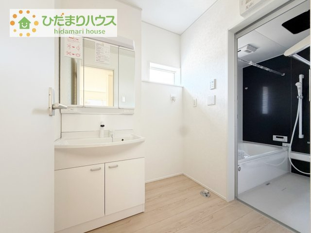 【独立洗面台】 | つくば市谷田部第24　新築戸建　2号棟 | 三面鏡の大きな鏡は憧れます(^^♪
鏡の後ろは収納となっていて、細かいものでも収納できるのでスッキリと整理できます！