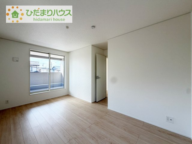 【寝室】 | つくば市谷田部第24　新築戸建　2号棟 | バルコニーに面していて、たっぷり光りの入る明るい主寝室です！