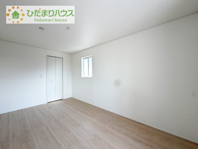 【寝室】 | つくば市谷田部第24　新築戸建　2号棟 | 広めの主寝室は、ベッドの他にもパソコンデスクやドレッサーなども置けちゃいます(*^-^*)
