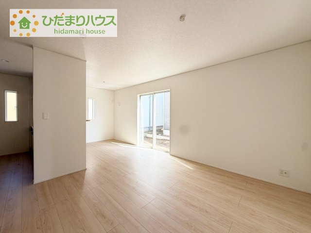 【居間・リビング】 | つくば市谷田部第24　新築戸建　2号棟 | 南向きのリビングではぽかぽかの日差しが感じられます☆彡