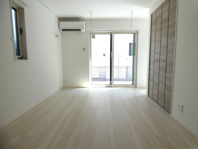 グラスヒルズ高輪ウエストの寝室|広くて明るい寝室