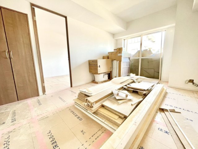 ライオンズマンション余丁町の居間・リビング|2026.10.09撮影

現地ご見学希望・資料請求などお気軽にお問い合わせ下さい！
03-5990-5201