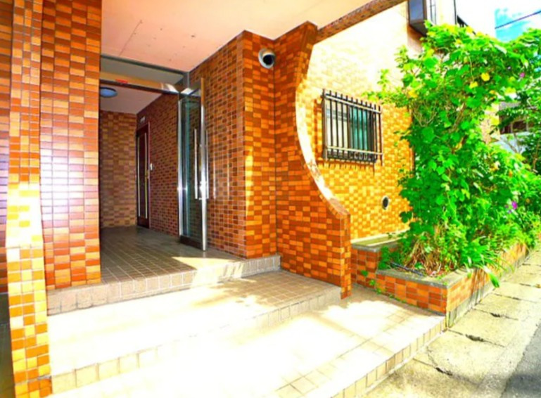 船橋市本郷町のアパートのエントランス