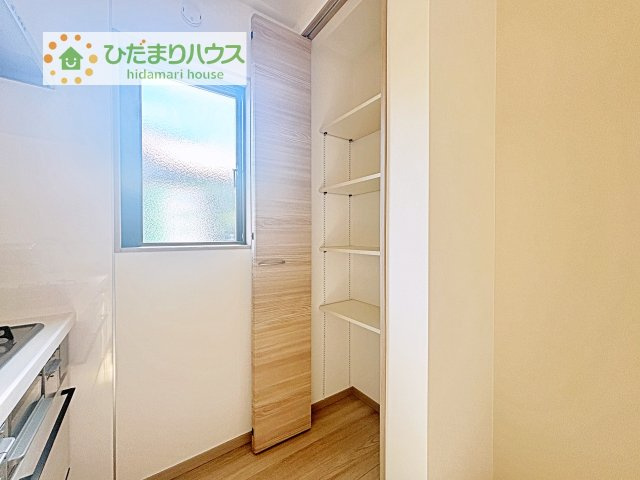 【収納】 | 筑西市乙第1期　新築戸建　1号棟 | キッチン横のパントリー収納は、非常時の飲食物のストックもしっかりできますね♪