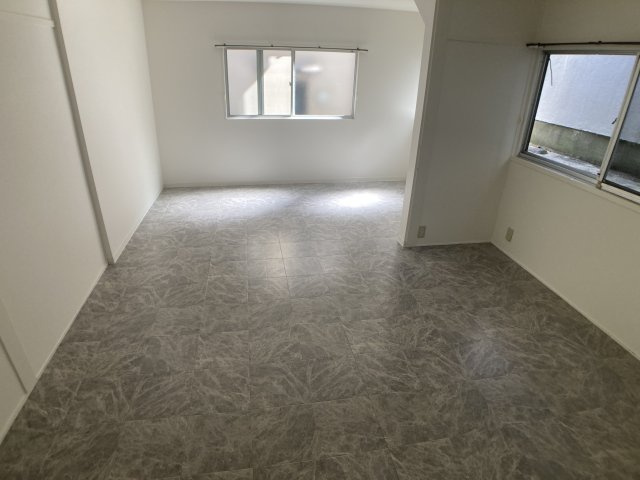 鈴蘭台北町７丁目テラスの居間・リビング|リビングとして使える広々10帖の空間