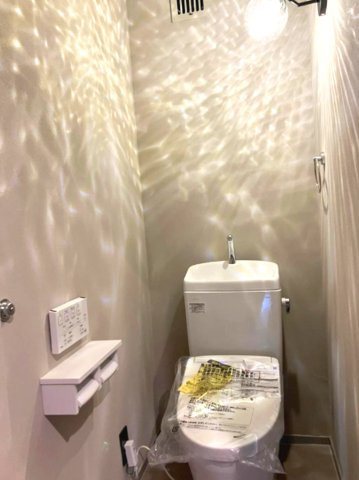 シーアイマンション甲陽園のトイレ|節水型でエコなトイレには、ウォシュレット付き。
