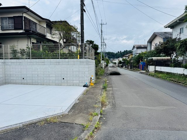 八王子市　西寺方町　新築一戸建て　０２期の前面道路含む現地写真|～南8ｍ・西6ｍ道路に面しています～