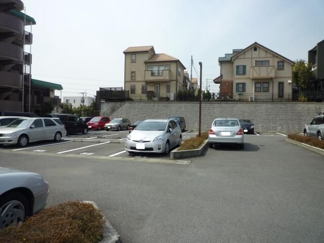 サンシャインヒルズの駐車場
